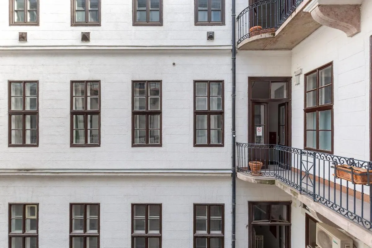 Vr2 Stylish Apartment In The Centre Budapeste Hungria